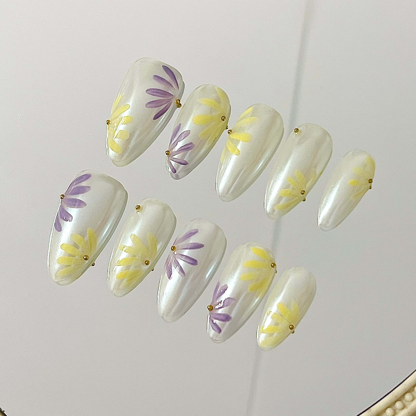 Pastel Daisy Handmade Acrylic Press-On Nails | Shimmer Pearl & Gold Accent | Reusable Floral Manicure| Fake Nails False Nails - Liliana Nail's