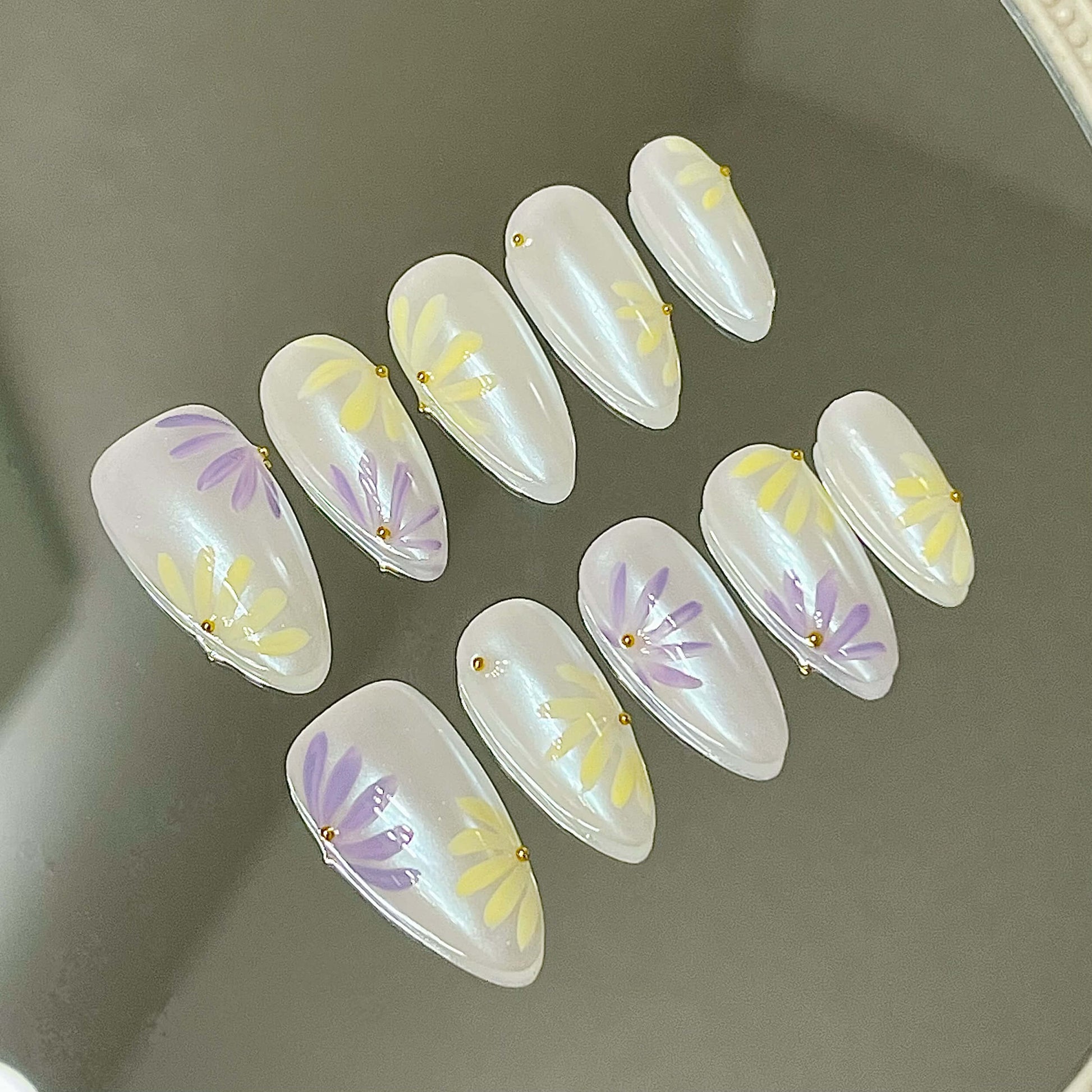 Pastel Daisy Handmade Acrylic Press-On Nails | Shimmer Pearl & Gold Accent | Reusable Floral Manicure| Fake Nails False Nails - Liliana Nail's