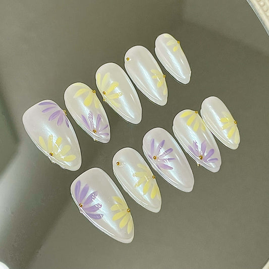 Pastel Daisy Handmade Acrylic Press-On Nails | Shimmer Pearl & Gold Accent | Reusable Floral Manicure| Fake Nails False Nails - Liliana Nail's
